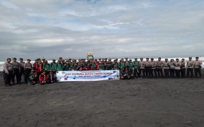 SMKN 1 Temon Adakan Giat Pramuka Bersih Pantai
