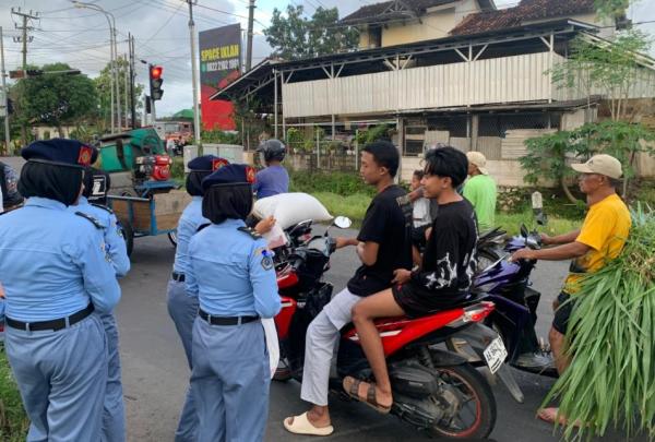 Staf Batalyon SMKN 1 Temon Bagikan Takjil “On the Road” untuk Pengendara